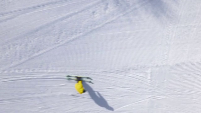 自由式滑雪者旋转跳跃的空中表演视频素材