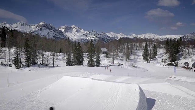 空中自由式滑雪者在雪地公园做后空翻视频素材
