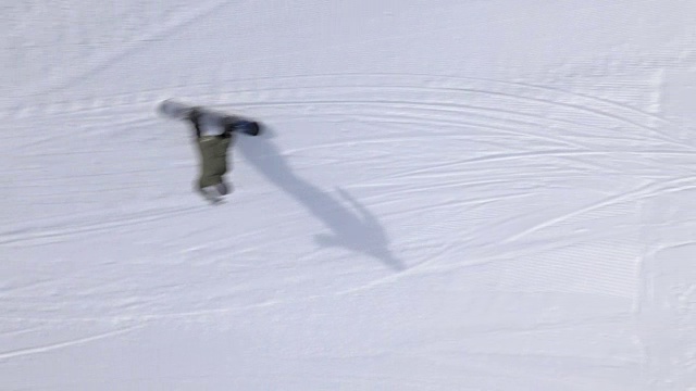 自由式滑雪运动员的空中跳跃表演视频素材