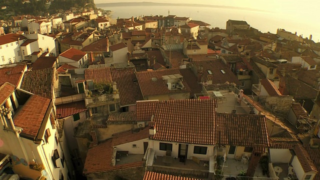 航拍一个古老的沿海城镇视频素材