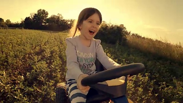 快乐的回忆她的年轻的日子-一个孩子的树驾驶Go-chart, Off-Road视频下载