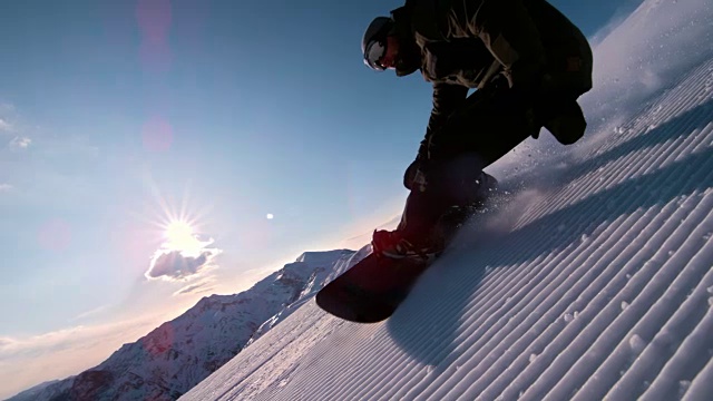 SLO MO滑雪板在阳光下喷洒雪粉视频素材