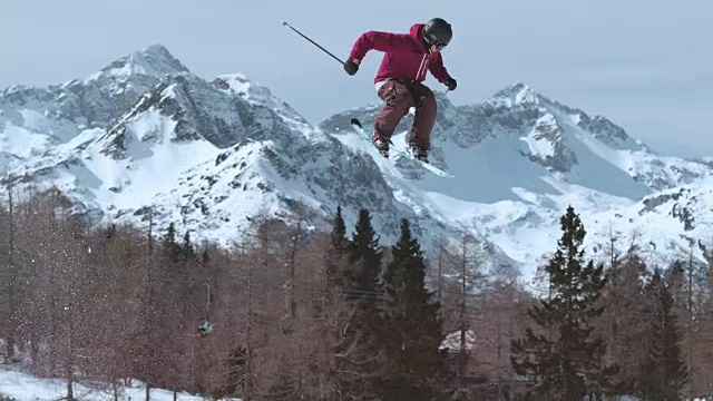 SLO MO TS自由式滑雪者在空中做一个扭转视频素材