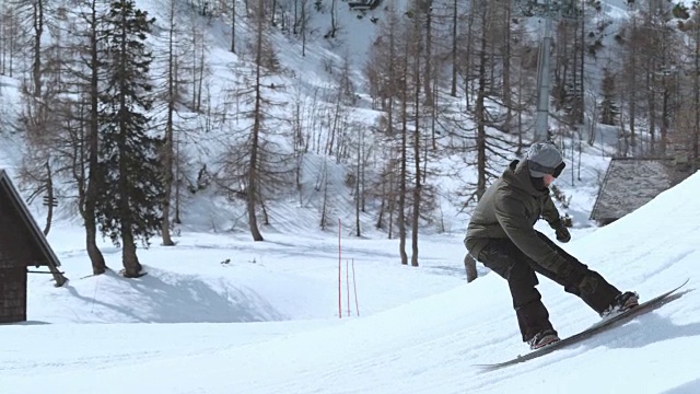 SLO MO TS自由式滑雪板表演一个跳跃视频素材