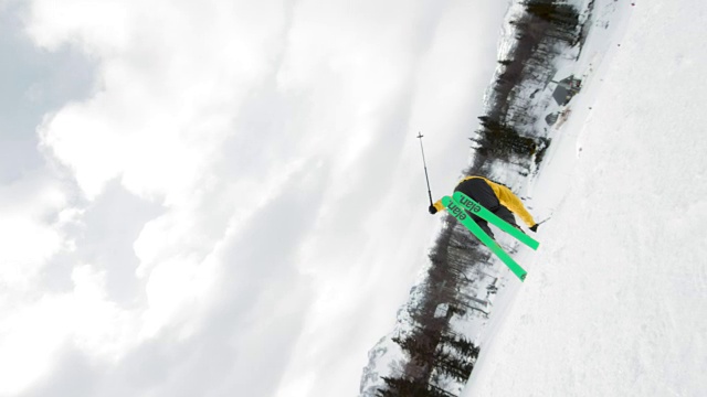 SLO MO TS自由式滑雪者表演后空翻与抓手视频素材