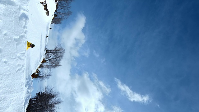 SLO MO TS自由式滑雪者表演一个后空翻与抓取变化视频素材