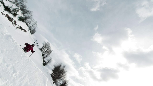 SLO MO TS自由式滑雪者空中后空翻视频素材