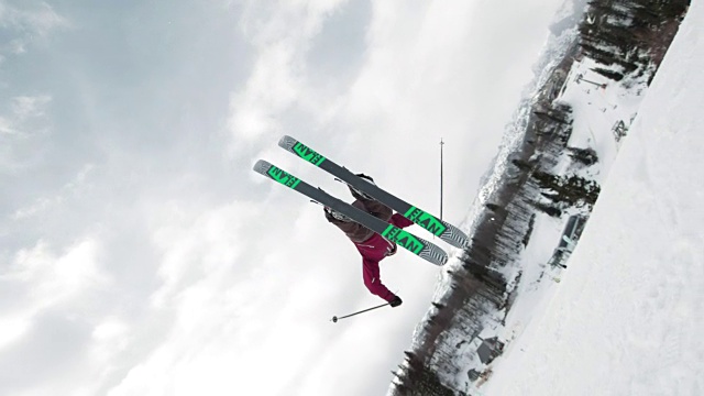 SLO MO TS自由式滑雪者做后空翻视频素材