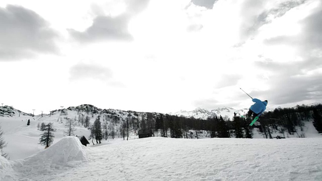 SLO MO TS自由式滑雪者表演一个大的空中戏法视频素材