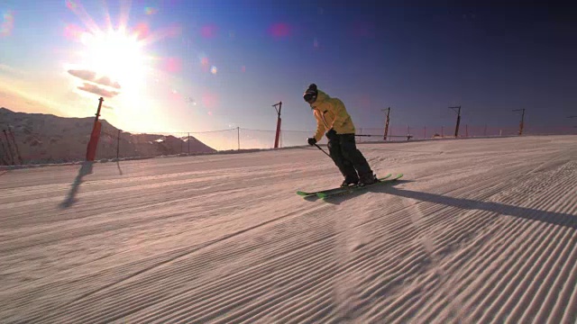 SLO MO TS自由式滑雪者滑雪在日落视频素材