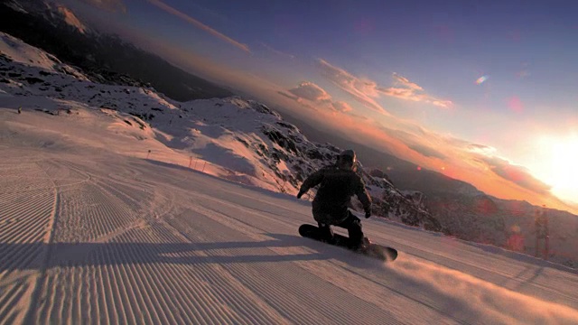SLO MO TS滑雪板在斜坡上喷洒雪视频素材