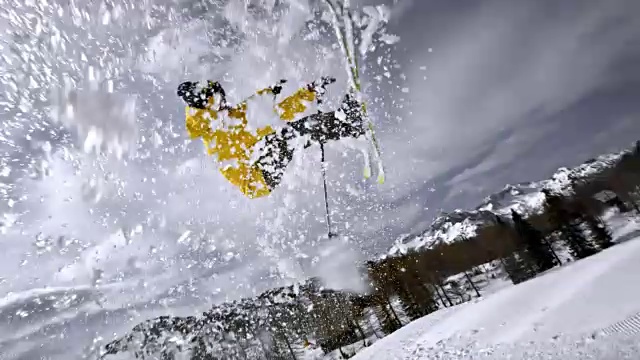 SLO MO自由式滑雪者在跳跃前喷洒粉末雪视频素材