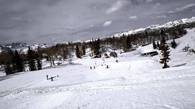 SLO MO TS自由式滑雪者飞离跳跃视频素材