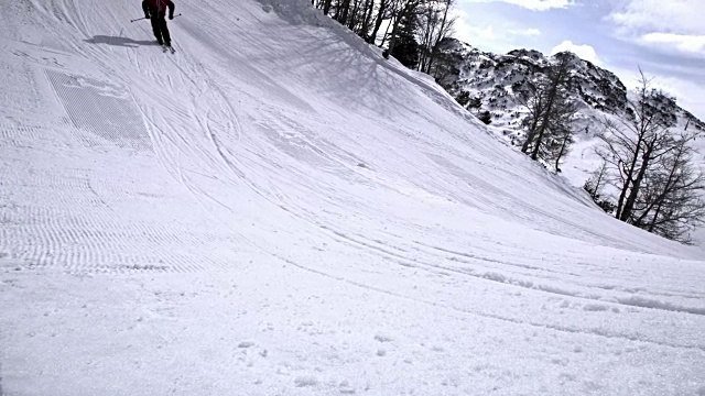 SLO MO TS自由式滑雪运动员从起跳处起飞视频素材