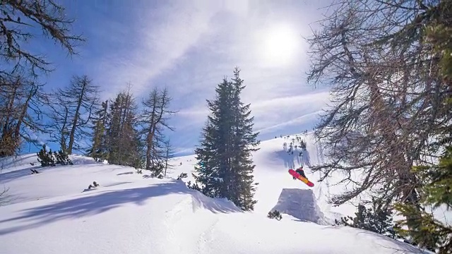 滑雪板运动员在斜坡上表演特技视频素材