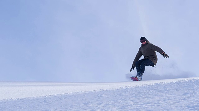 滑雪运动员做粉状转弯视频素材