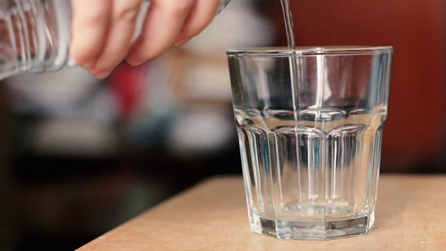 用手将饮用水倒入玻璃杯中视频下载