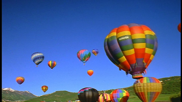 时间流逝，热气球在地面上，上升+下降/斯诺马斯，科罗拉多州视频素材