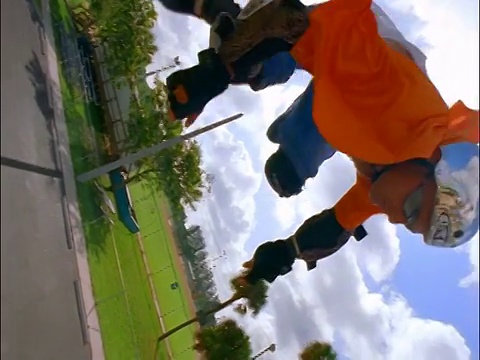 慢动作高角度近景男子直排轮滑表演后空翻特技在半管坡道视频下载