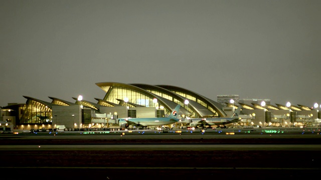 洛杉矶国际机场新布拉德利国际航站楼，夏威夷航空公司空中客车A330横架，黄昏视频下载