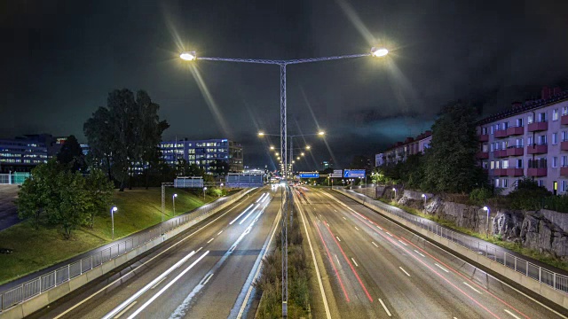 高清时间流逝:公路交通在晚上视频素材