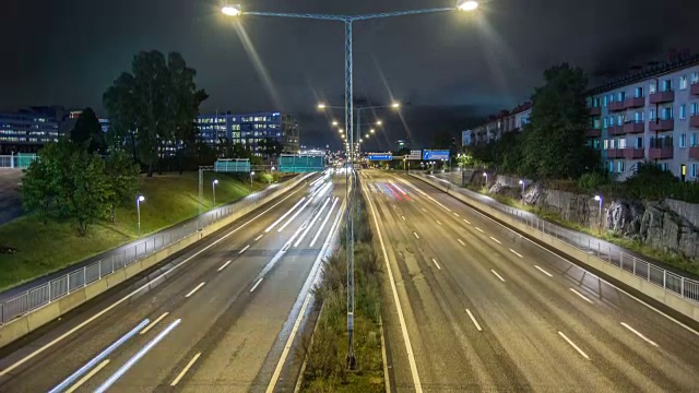 高清时间流逝:公路交通在夜晚倾斜视频素材