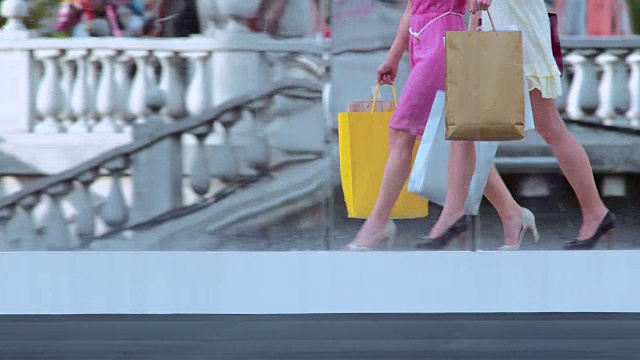 TS女性的腿在高跟鞋购物狂欢视频素材