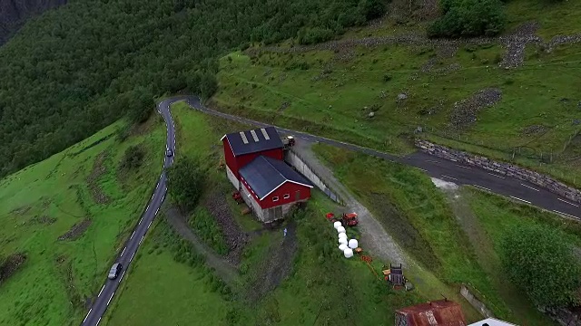 在山坡上的屋顶上有蜿蜒的道路视频下载