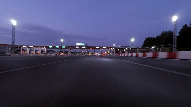 高速公路收费站在黄昏通过- 4K-视频下载