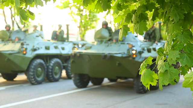 街道上的步兵战车视频素材