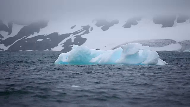 冰山浮在水上，风轻，天气有暴风雨视频素材
