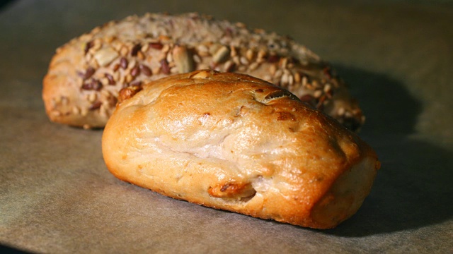 洋葱面包在烤箱里烤4K视频下载