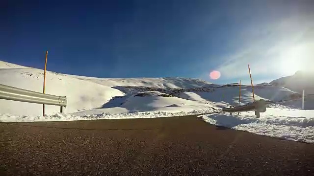 冬季山口上的车载摄像机视频素材