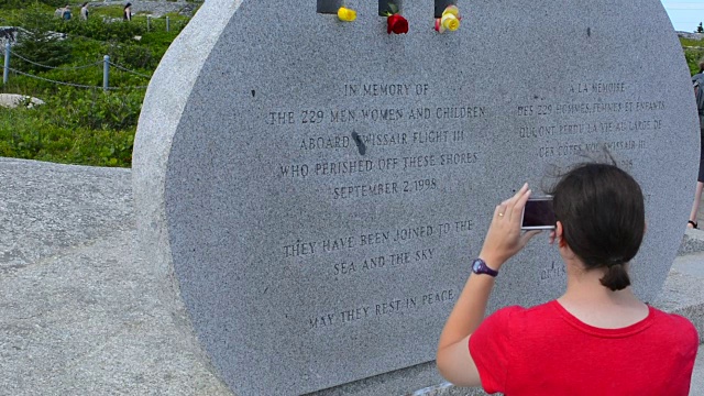 加拿大佩吉的新斯科舍湾纪念瑞士航空111航班229人遇难的悲剧和女性纪念牌匾视频下载