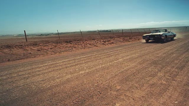 人们开着复古车在土路上行驶视频素材