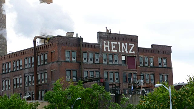 宾夕法尼亚州匹兹堡市著名的匹兹堡亨氏番茄酱公司的烟囱视频下载