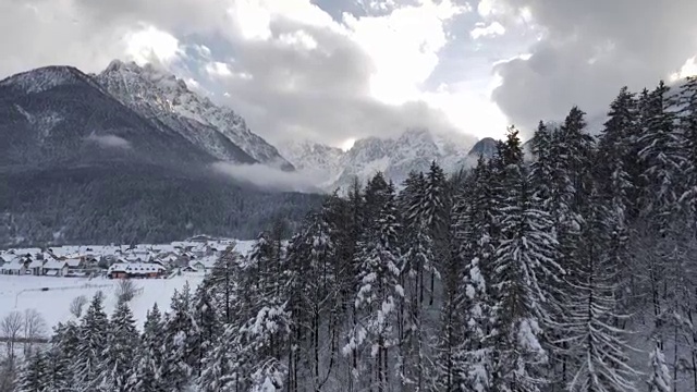 空中拍摄的雪山峡谷下面的山顶视频购买