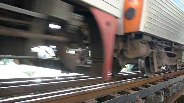火车在死亡铁路轨道上运行，穿越北碧府的葵河视频下载