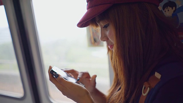 特写女子在火车上使用智能手机视频素材
