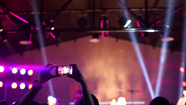 用智能手机拍摄音乐会人群视频素材