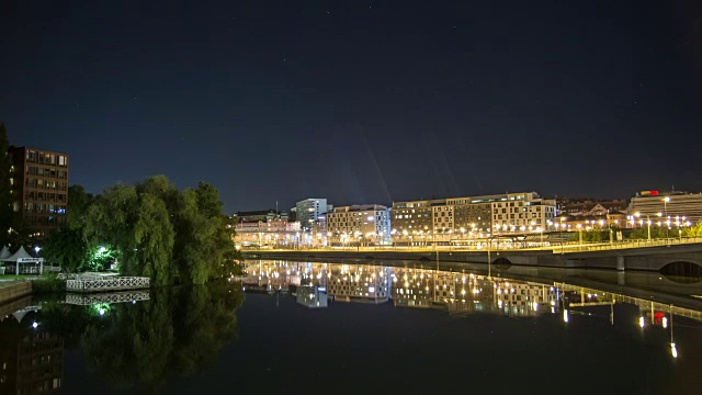 高清时间流逝:斯德哥尔摩倾斜的城市运河视频素材