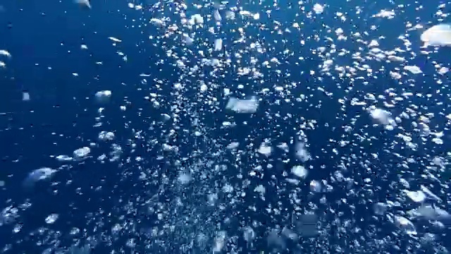 泡泡在水中移动视频素材