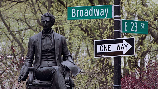 麦迪逊广场公园的威廉·苏厄德雕像视频下载