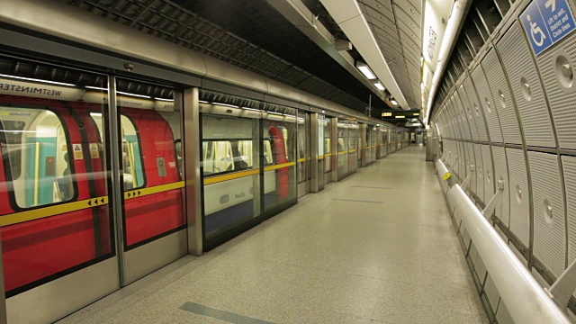 地下标志和地铁，威斯敏斯特，伦敦，英国，英国视频下载
