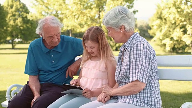 孙女向祖父母展示如何使用平板电脑视频素材