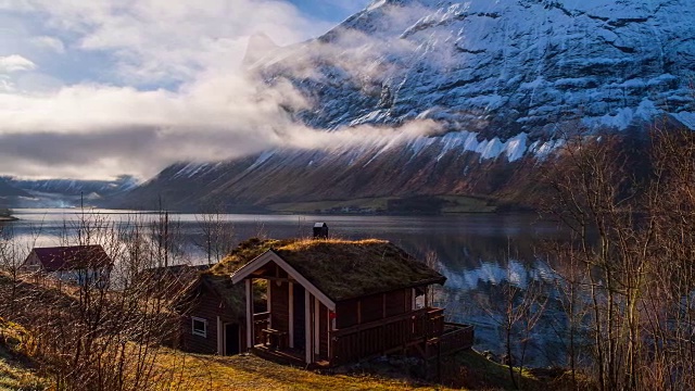 可以看到峡湾的传统挪威房屋视频下载