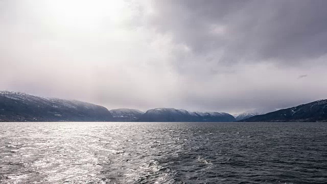 乘坐帆船探索挪威峡湾视频素材