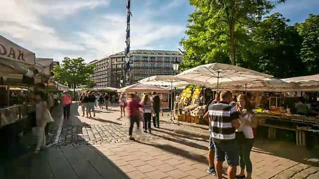 4K延时:德国慕尼黑农贸市场广场上拥挤的行人视频下载