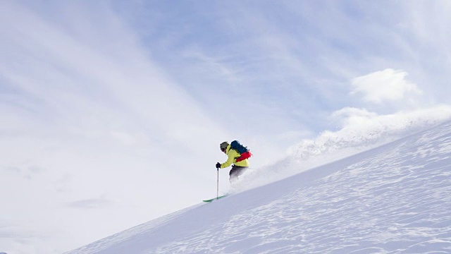 自由式滑雪者滑雪粉雪与峡湾的背景视频素材