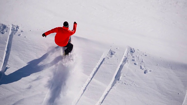 滑雪板运动员在滑雪坡上表演特技视频素材